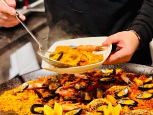 Sirviendo paella edit